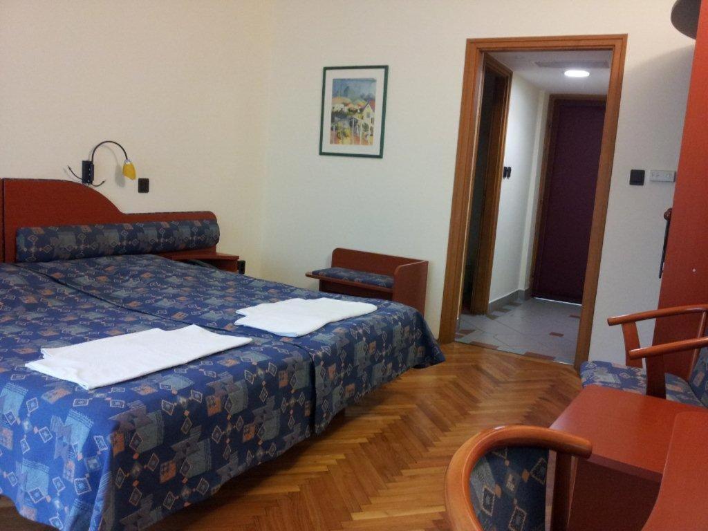 Fenyves Hotel Bekescsaba Kamer foto