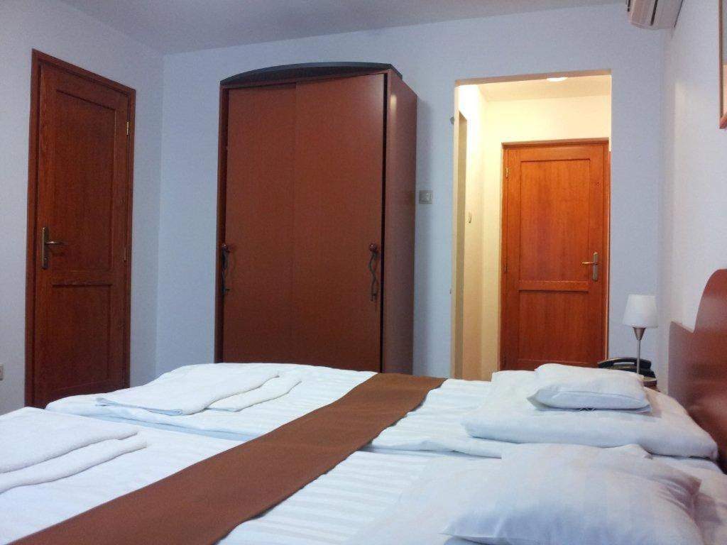 Fenyves Hotel Bekescsaba Buitenkant foto