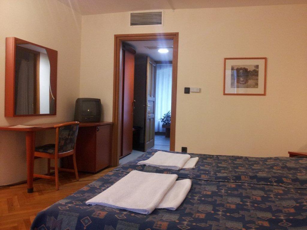 Fenyves Hotel Bekescsaba Buitenkant foto